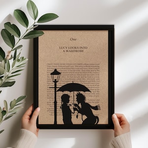 Pagina di libro in legno personalizzabile - Narnia, primo capitolo - Lucy guarda in un armadio - C.S. Lewis - Poster di libro con cornice 3D multistrato