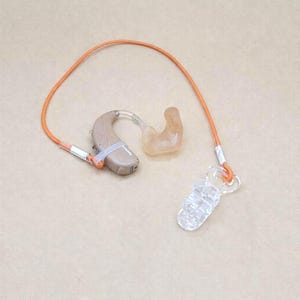 Cordon de rétention unique personnalisable avec implant cochléaire à clip et prothèse auditive