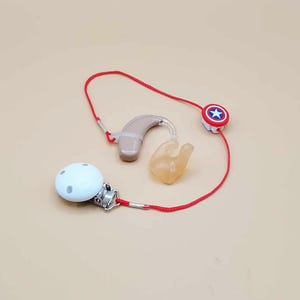 Roter Einfach-Haltefaden für Hörgerät oder Cochlea-Implantat