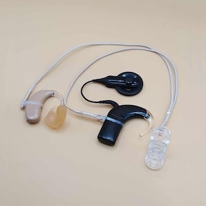 Massive Biege | Beidseitiges schwarzes Halteschnur Hörgerät Cochlea-Implantat Lanyard mit Clip