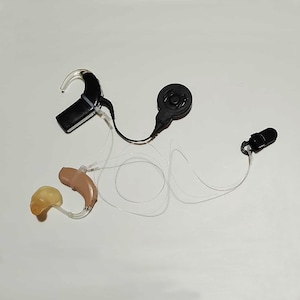 Black clip Bilateral invisible retention clip hearing aid and cochlear implant