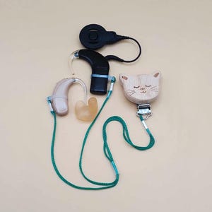 Grüne Katze zweiseitige Halteschnur mit Clip für ein Hörgerät