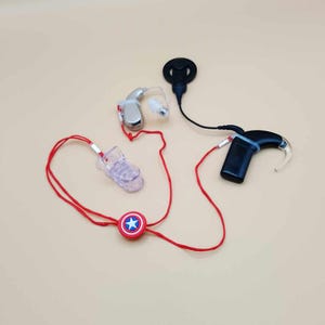 Rotes zweiseitiges Halteband für Hörgeräte-Cochlea-Implantate mit Clip