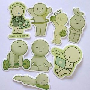 K&ouml;nnte beinhalten: Eine Sammlung gr&uuml;ner Aufkleber mit Cartoon-Figuren in verschiedenen Posen. Ein Aufkleber zeigt eine Figur mit dem Text "BORN TO RELAX" und "FORCED TO WORK". Andere Aufkleber zeigen Figuren mit den Texten "SLAY" und "I'M BUSY GO AWAY".