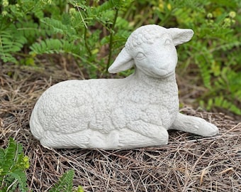Laying Sheep Figure Concrete Realistic Lamb Sculpture Detailed Farm Decoration For Garden Cement Statue Farmhouse Animal Figurine