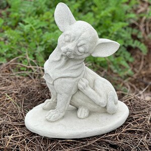 Sitting Chihuahua Dog Sculpture Pet Memorial Figure For Indoor Cement Chihuahua Figurine For Dogs Lovers Backyard Statue