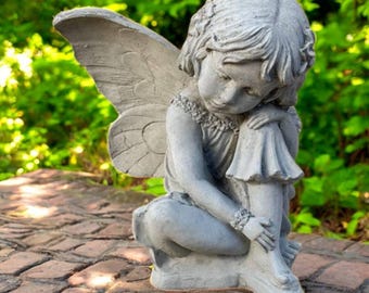 Figurine de fille lutin en béton, décoration extérieure de lutin, art de jardin de fées, assise en pierre, fille de lutin avec des ailes, ornement d'extérieur, lutin de jardin