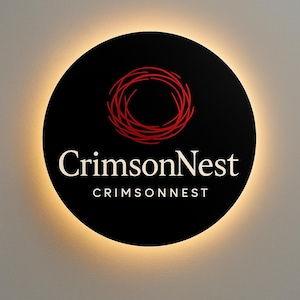 Può includere: Un cartello rotondo nero con la scritta "CrimsonNest" in bianco e un disegno rosso a forma di nido. Il cartello è illuminato da una calda luce gialla sui bordi. La parola "CRIMSONNEST" è scritta in bianco anche sotto.