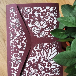 Premium Gutscheinkarte "Schmetterlinge & Blüten" | Geschenkkuvert für Geldscheine, Eintrittskarten, Tickets, Gutscheine uvm.