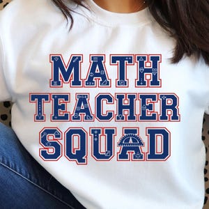 Könnte beinhalten: Weißes Sweatshirt mit dem Text "MATH TEACHER SQUAD" in blauen und roten Buchstaben. Das Design enthält mathematische Symbole und einen Winkelmesser. Das Sweatshirt hat einen Rundhalsausschnitt.