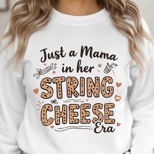 Camiseta retro con estampado "Just a Mama in Her String Cheese Era" (Descarga digital)