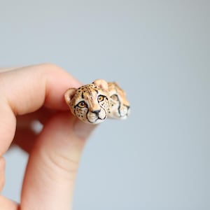 Handgjorda örhängen av gepard i polymerlera, örhängen av fimo-motiv med gepard och vilda djur, mors dag-present, present till kvinnor