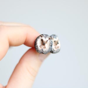 Igel handgefertigte Polymer Clay Ohrstecker, Fimo Igel Wald Wildtier Ohrringe, Muttertagsgeschenk, Geschenk für Frauen