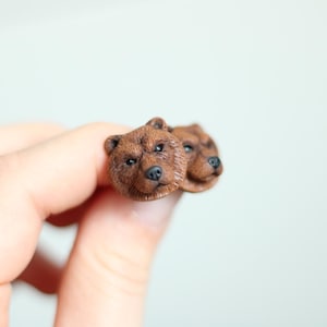 Clous d&#39;oreilles faits main en pâte polymère ours brun, boucles d&#39;oreilles animaux sauvages de la forêt ours en fimo, cadeau fête des mères, cadeau pour femme