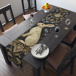 Può includere: Un set di tre tazze in ceramica con finitura opaca e macchiettata. Le tazze sono nei toni del crema, grigio chiaro e grigio scuro. Ogni tazza ha un design semplice e minimalista e un manico arrotondato.