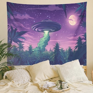 Könnte beinhalten: Eine Wandteppich mit einem violetten und rosafarbenen Nachthimmel mit einem fliegenden Untertasse und einer grünen Wolke. Die Untertasse sendet einen grünen Lichtstrahl aus. Der Himmel ist mit Sternen und einem großen, hellen Mond übersät. Der Wandteppich hängt an einer Wand hinter einem Bett mit weißen Bettwäsche und Kissen.