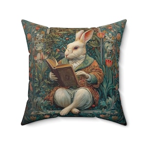 Puede incluir: Un conejo blanco con gafas y una chaqueta marrón está sentado en un jardín leyendo un libro. El conejo está rodeado de follaje verde y flores coloridas. El fondo es un patrón de tapicería con un diseño floral.