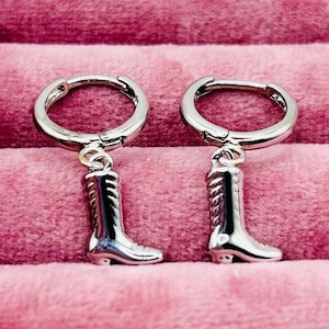 Boucles d'oreilles pour bottines de cow-girl, Huggies western, Huggie Hoops with charm silver, Bijoux de rodéo, Carter de cow-boy, Cadeaux cow-girl pour elle, Petites bottes