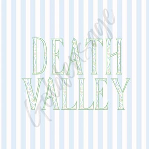 Puede incluir: Impresi&oacute;n digital con las palabras "DEATH VALLEY" en una fuente decorativa, llena de patrones florales. El texto verde se establece sobre un fondo de rayas verticales azules y blancas, creando una est&eacute;tica vintage.