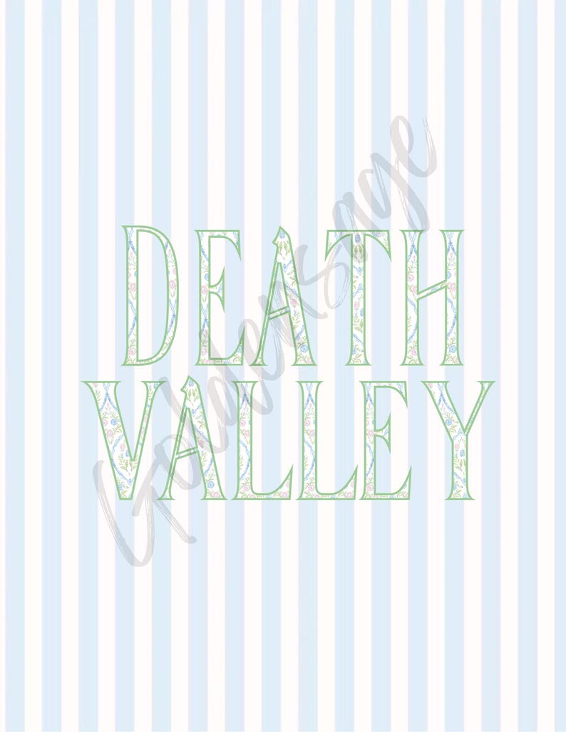 Puede incluir: Impresi&oacute;n digital con las palabras "DEATH VALLEY" en una fuente decorativa, llena de patrones florales. El texto verde se establece sobre un fondo de rayas verticales azules y blancas, creando una est&eacute;tica vintage.