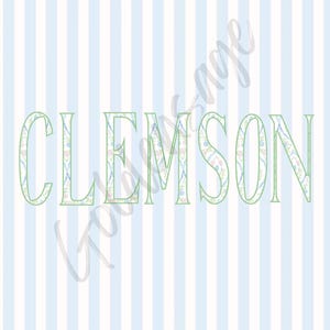 Puede incluir: La palabra "CLEMSON" est&aacute; escrita en verde, con letras adornadas con motivos florales. El fondo presenta rayas verticales en azul claro y blanco. El dise&ntilde;o tiene una est&eacute;tica suave y pastel.