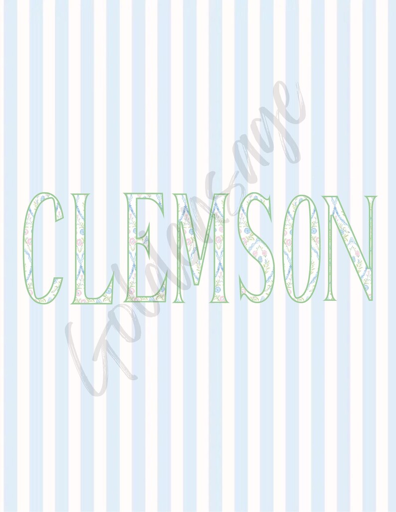 Puede incluir: La palabra "CLEMSON" est&aacute; escrita en verde, con letras adornadas con motivos florales. El fondo presenta rayas verticales en azul claro y blanco. El dise&ntilde;o tiene una est&eacute;tica suave y pastel.