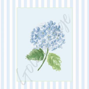 Puede incluir: Pintura a la acuarela de una flor de hortensia azul con hojas y tallo verdes. La flor est&aacute; sobre un fondo azul claro con un borde verde y un fondo a rayas azules y blancas.