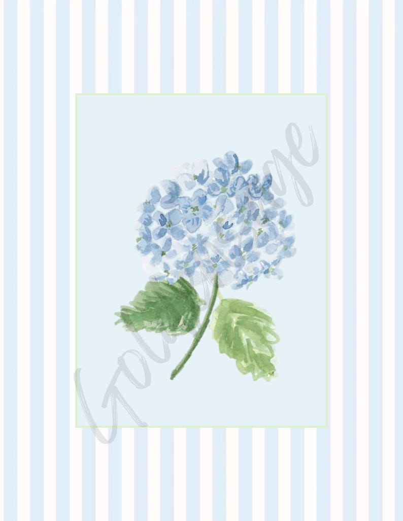 Puede incluir: Pintura a la acuarela de una flor de hortensia azul con hojas y tallo verdes. La flor est&aacute; sobre un fondo azul claro con un borde verde y un fondo a rayas azules y blancas.