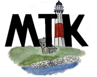 Może przedstawiać: Ilustracja akwarelowa z literami "MTK" w pogrubionej czerni, z latarnią morską i małym budynkiem w tle. Latarnia jest biała z czerwonym pasem, na tle zielonego i niebieskiego krajobrazu.