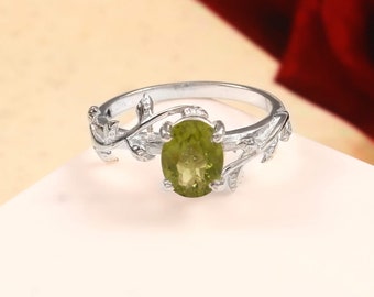 Bague péridot vert bague de mariage forme ovale bague de fiançailles bague d'anniversaire bague tendance bague minimaliste péridot vert, cadeau pour elle