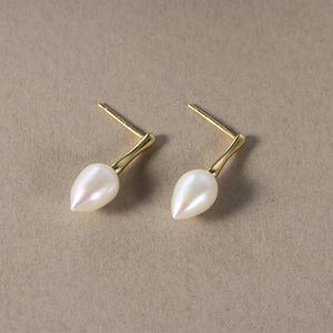 Original personalized water drop-shaped natural freshwater pearl stud earrings S925 whole body sterling silver gold-plated earrings