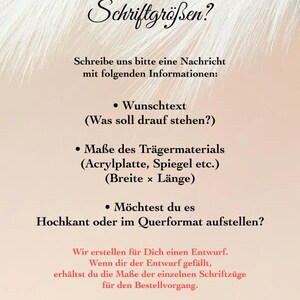 May include: A beige informational graphic with white feather accents at the top. The text reads: Du brauchst Hilfe bei den Schriftgr&ouml;&szlig;en? Schreibe uns bitte eine Nachricht mit folgenden Informationen: Wunschtext, Ma&szlig;e des Tr&auml;germaterials, und Hochkant oder Querformat. Includes a Diamond Design logo.