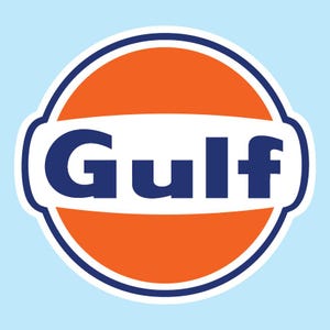 Può includere: Il logo Gulf Oil, un emblema circolare su sfondo azzurro. Il logo presenta una banda orizzontale bianca con la scritta "Gulf" in blu scuro, su una sezione superiore e inferiore arancione, il tutto bordato in blu scuro.