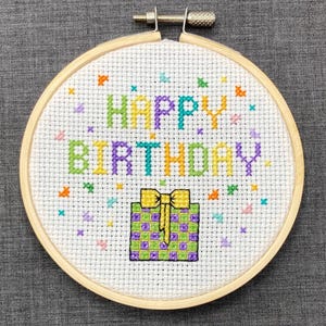 Joyeux anniversaire PDF Modèle de point de croix