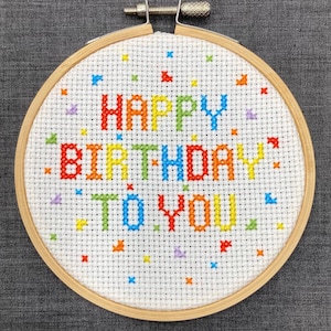 Joyeux anniversaire arc-en-ciel PDF modèle de point de croix