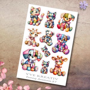 Könnte beinhalten: Ein Bogen mit bunten Aufklebern mit Patchwork-Tierdesigns, darunter Katzen, Hunde, Giraffen und Bären. Jedes Tier hat eine Schleife und besteht aus unterschiedlich farbigen Stoffen. Der Text "YVE KREATIV Funny Animals 27" befindet sich unten.