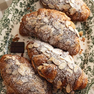 Meilleure recette pour les plus incroyables croissants au chocolat et aux amandes à télécharger.