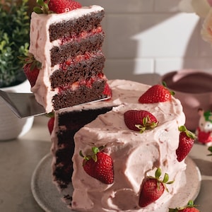 Erdbeer-Schokoladen-Torte – Saftiger Schichtkuchen mit frischen Beeren – Perfektes Dessert-Geschenk – Handgemachter Kuchen Rezept-Download.