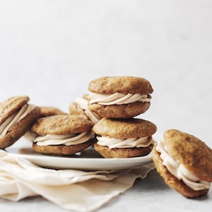 NAJLEPSZY PRZEPIS na najwspanialsze Whoopie Pies z ciasta marchewkowego z nadzieniem z serka śmietankowego Pobierz.