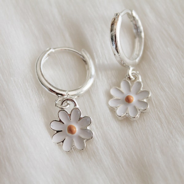 Boucles d'oreilles marguerites, boucles d'oreilles fleurs, boucles d'oreilles femme, cadeau pour elle, bijoux fleuri, bijoux été