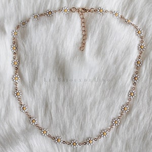 Collier de fleurs, collier de fleurs minuscules, collier délicat, bijoux de fleurs blanches, minimaliste, collier ras de cou, marguerite image 3