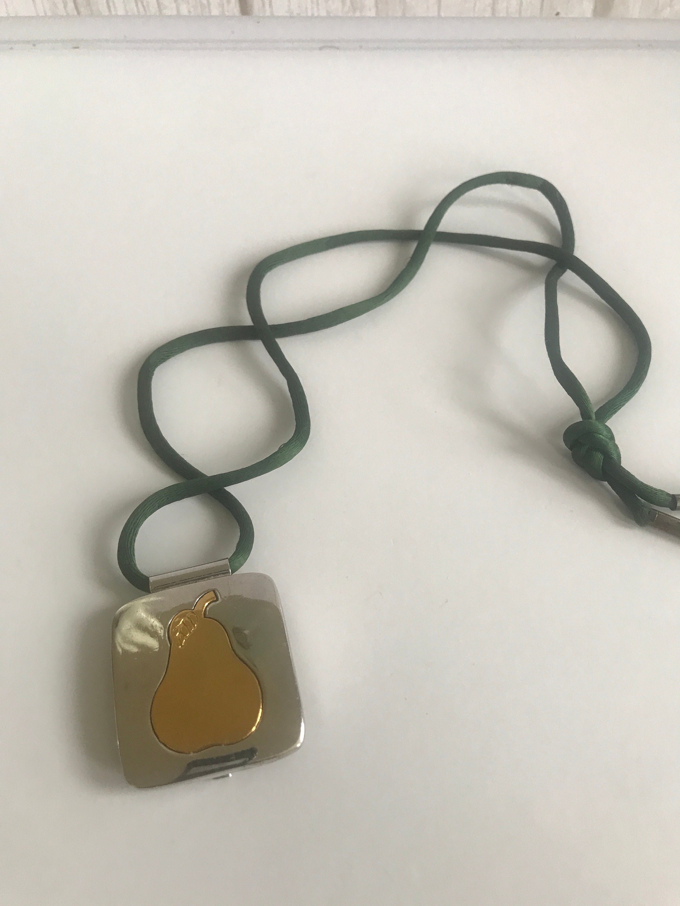 Broche Estée Lauder Vintage En Métal Doré Et Verre - Occasion