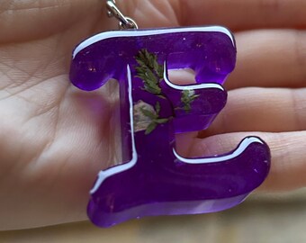 Porte-clés en résine fait main, lettre E, violet avec paillettes et fleur naturelle séchée