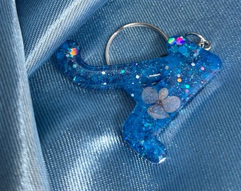 Porte-clés en résine fait main, lettre A en bleu avec fleur naturelle et paillettes