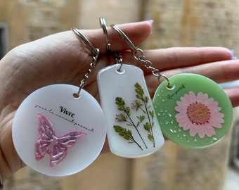 Porte-clés rond en résine avec texte, fleurs séchées, papillon - accessoire unique