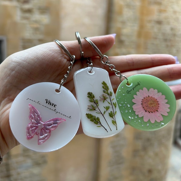 Porte-clés rond en résine avec texte, fleurs séchées, papillon - accessoire unique