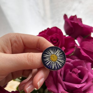 Broche ronde en résine pour femme avec fleurs séchée et flocons de pissenlit lilas noir marguerite cadeau unique image 7