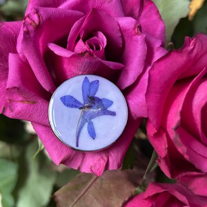 Broche ronde en résine pour femme avec fleurs séchée et flocons de pissenlit lilas noir marguerite cadeau unique Fleur violette