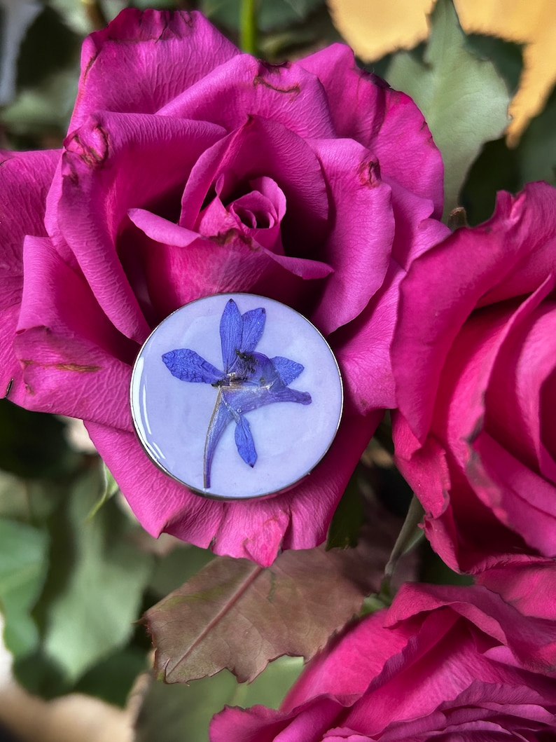 Broche ronde en résine pour femme avec fleurs séchée et flocons de pissenlit lilas noir marguerite cadeau unique Fleur violette