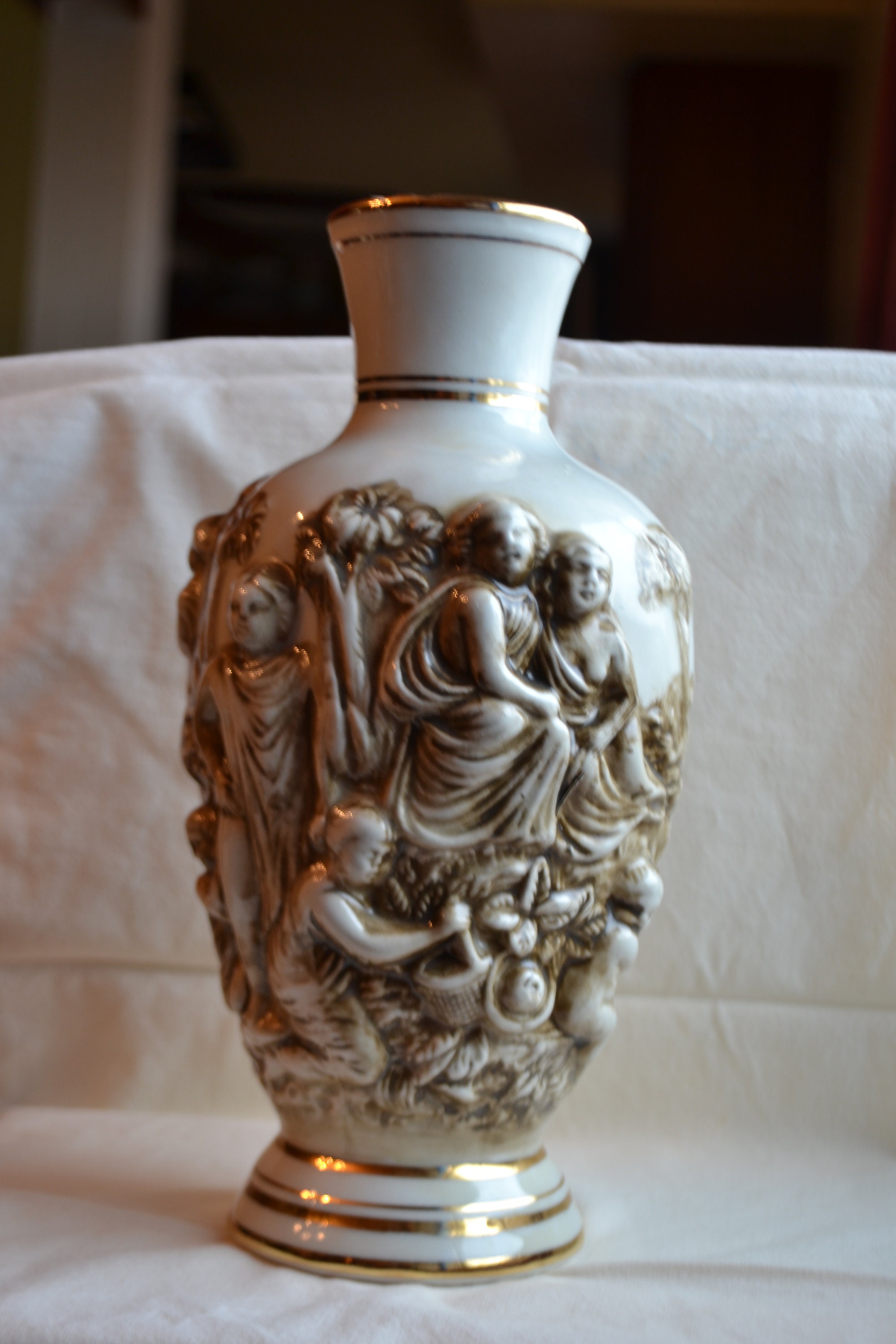 R.CAPODIMONTE　イタリア製 多色陶器の女性像浮彫り花瓶 R.CAPODIMONTE イタリア製 多色陶器の女性像浮彫り花瓶 - メルカリ